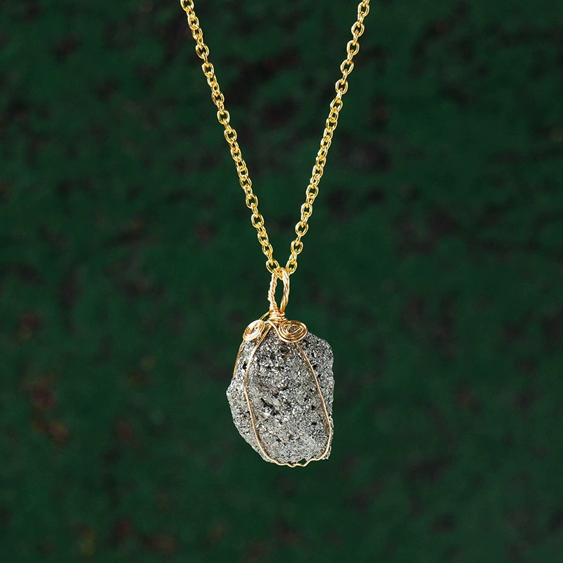 Moon Rituals - Vente Colliers à pendentif - Collier en Cristal Brut avec Chaîne en Or – Choisissez Votre Pierre : Quartz Clair, Améthyste, Quartz Rose, Aigue-Marine & Cadeau de Cristal de Noël6