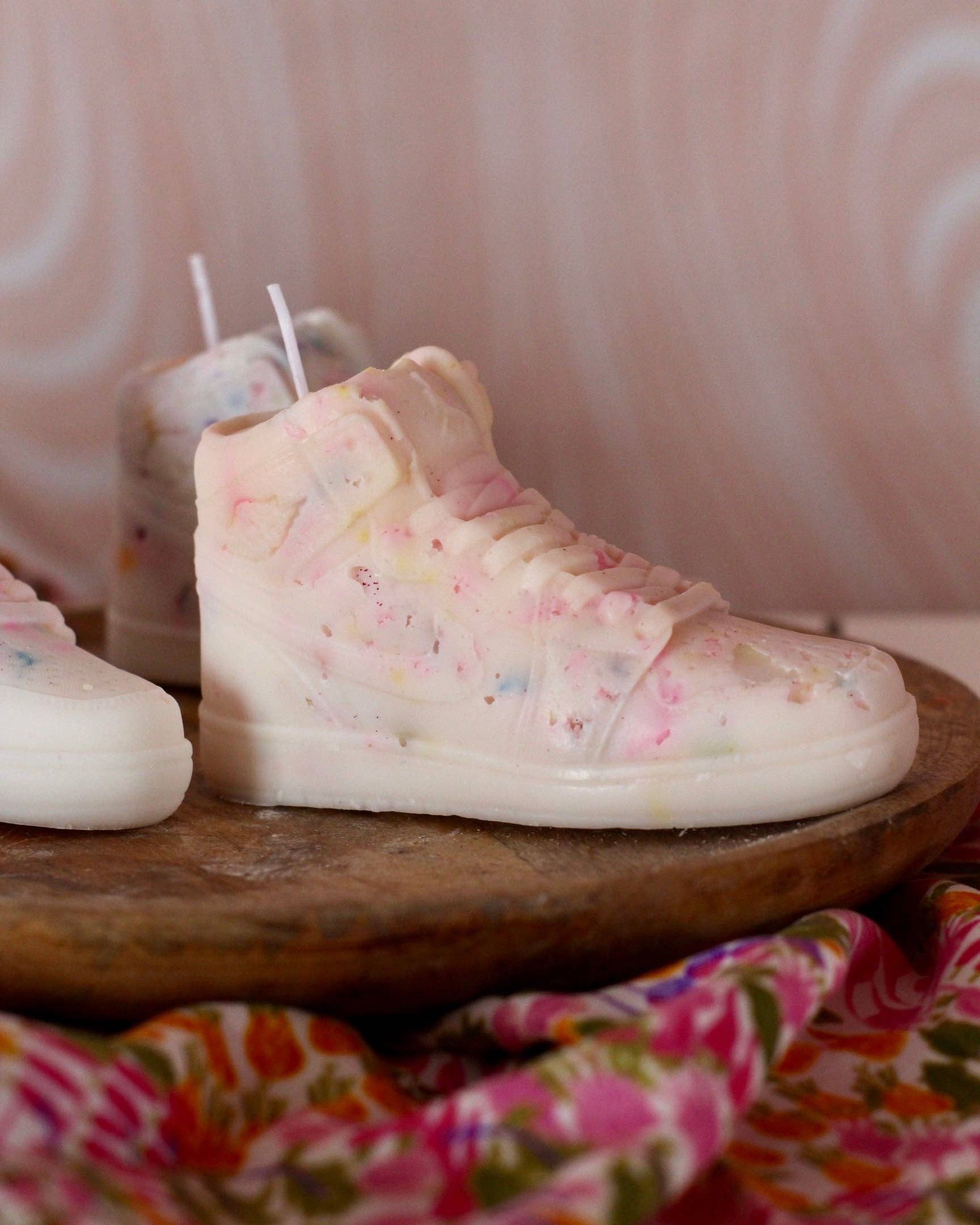 Meet me at the corner - Vendita all'ingrosso Candele regalo - Candela a forma di sneaker effetto terrazzo multicolore17