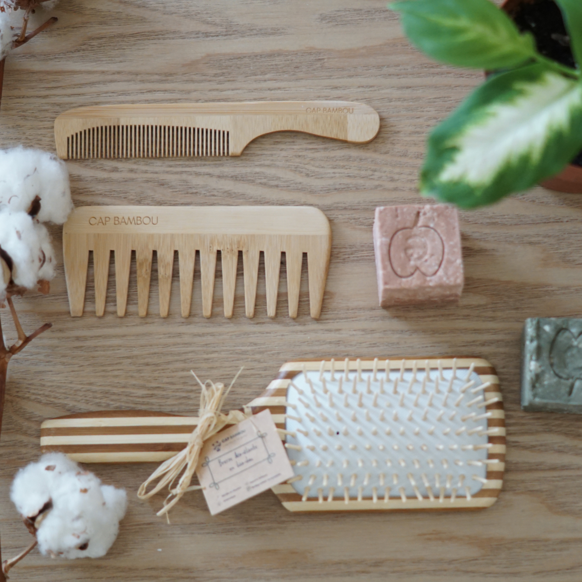 cap bambou - Wholesale Hair Brush/Comb - Handleless comb with wide bamboo teeth3