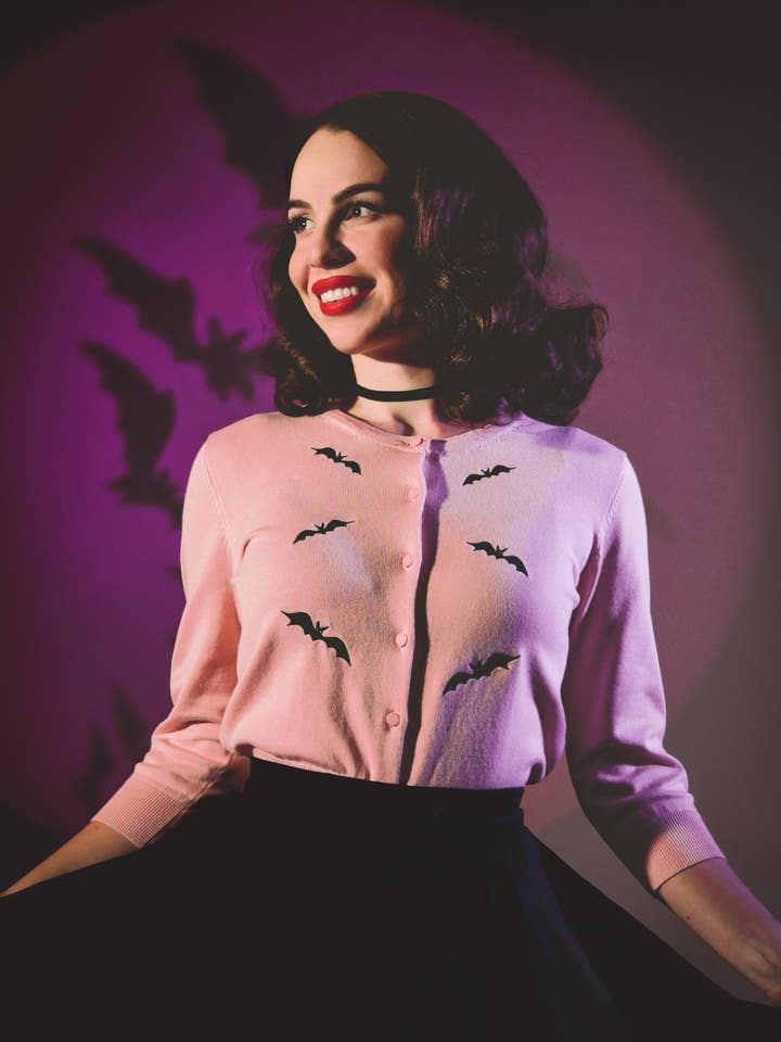 Cardigã Curto Batty em Rosa por atacado de Mischief Made