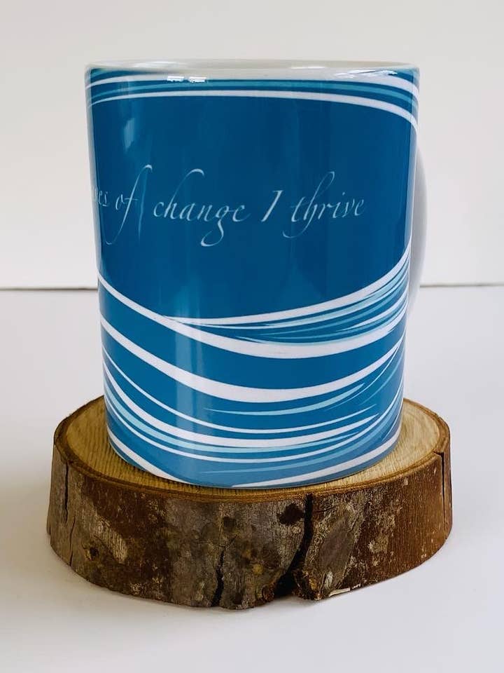 Positivitetstryckta muggar - Waves of Change för wholesale av Faodail Studio