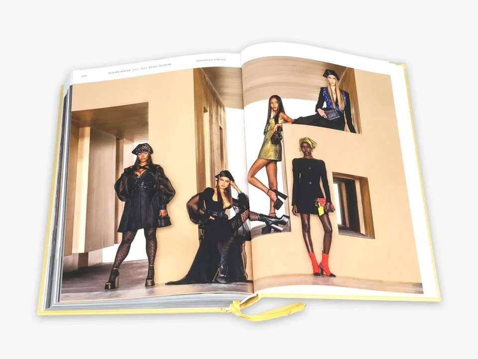 Kitchentrend products – Großhandel Buch zum Thema Kunst & Unterhaltung – Versace Catwalk: Die komplette Kollektion1
