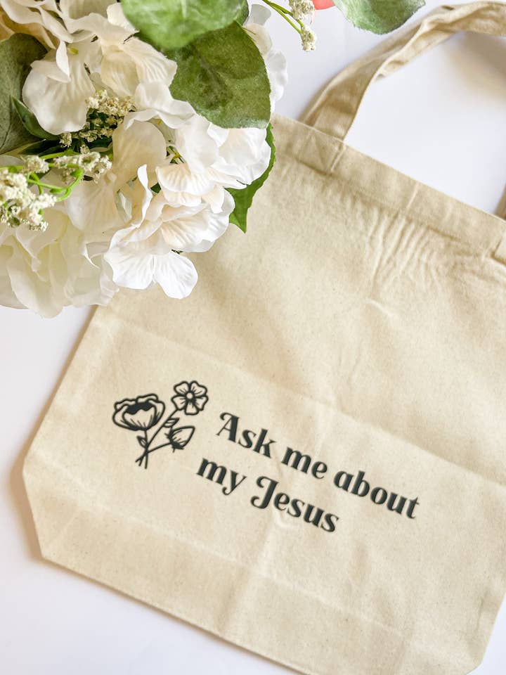 Posez-moi des questions sur mon sac fourre-tout Jésus, Christian Tote Bag pour la vente par HH and Grace Co