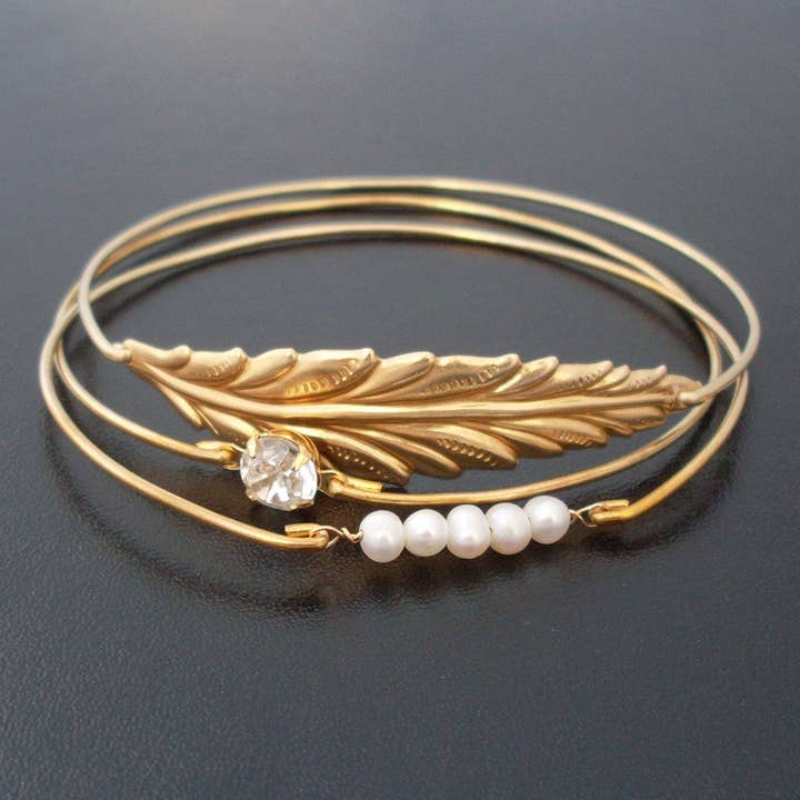 Ensemble de bracelets de mariage en perles d'eau douce et feuilles de culture pour la vente par Frosted Willow