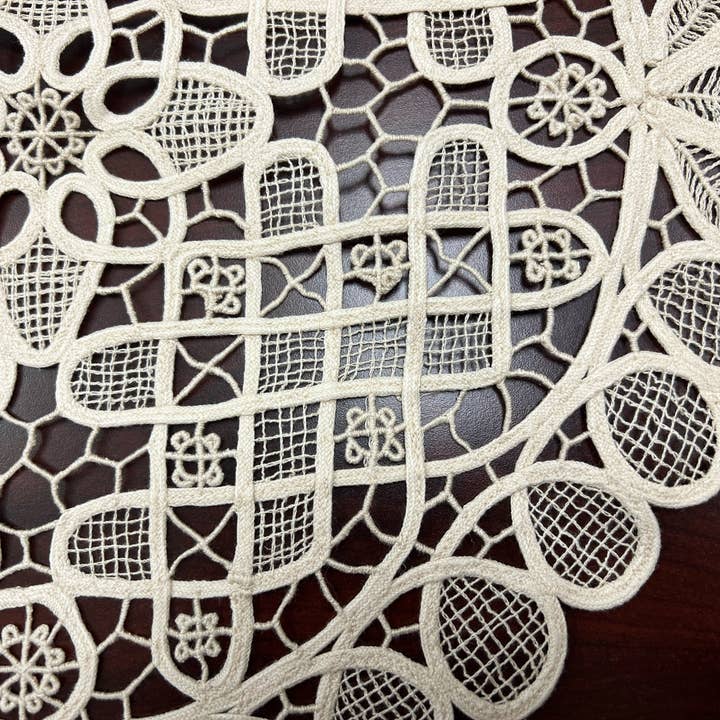 Peking Handicraft – Engroshandel Mellemlægsserviet – Annie's Treasures Doilies Machine Broderet Battenburg