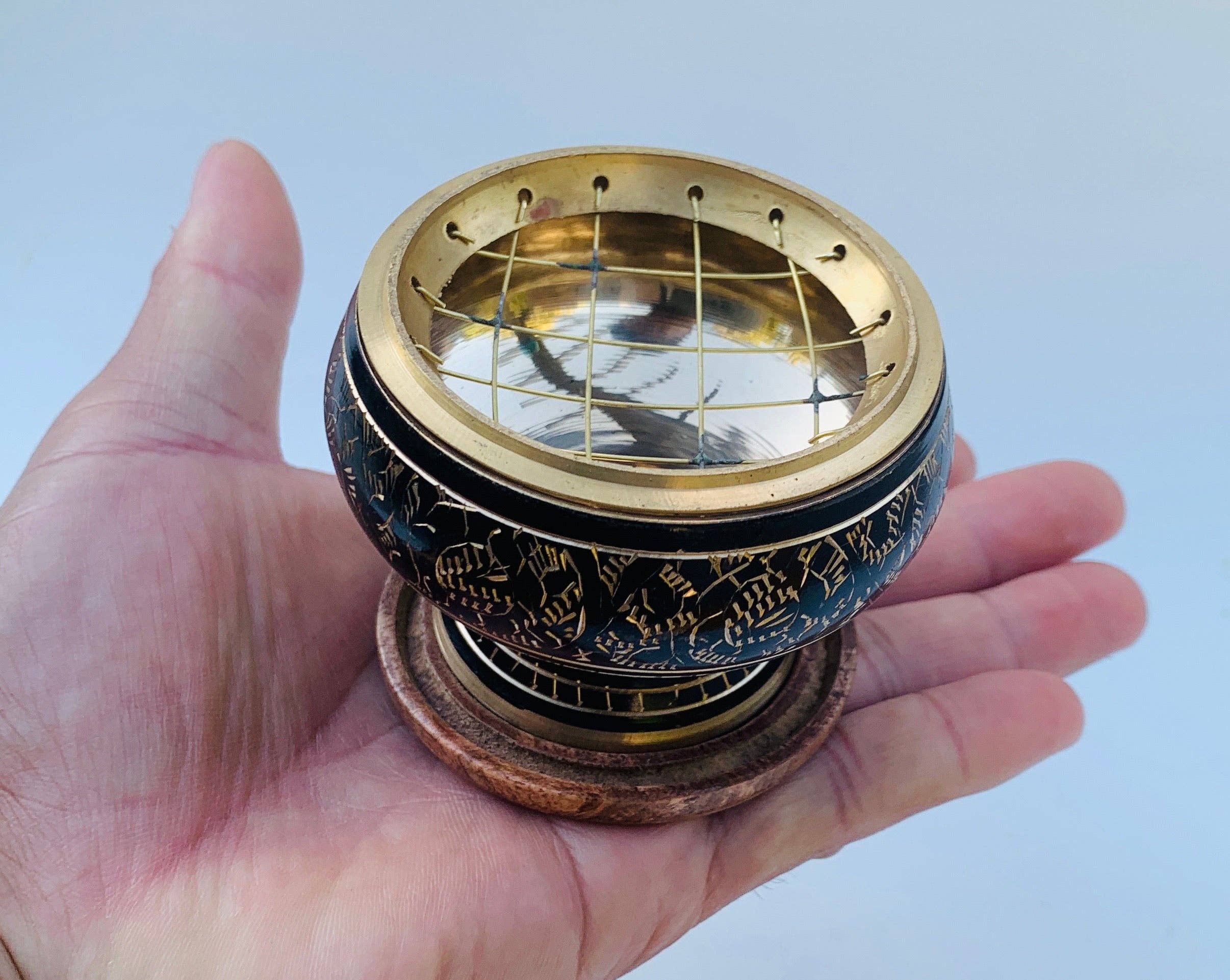 Lungta Imports - Vendita all'ingrosso Portaincensi - Bruciatore di incenso a carbonella decorato in ottone con sottobicchiere in legno 3 pezzi Set 2 «alto6