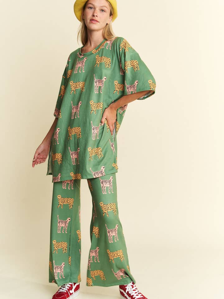 JADE BY JANE – Großhandel Loungewear-Set – Damen – Set aus Oberteil und Hose mit Gepardenmuster18