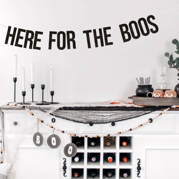 Banner „Here For The Boos“, schwarz, glitzernd für den Großhandel von The Confetti Mixer
