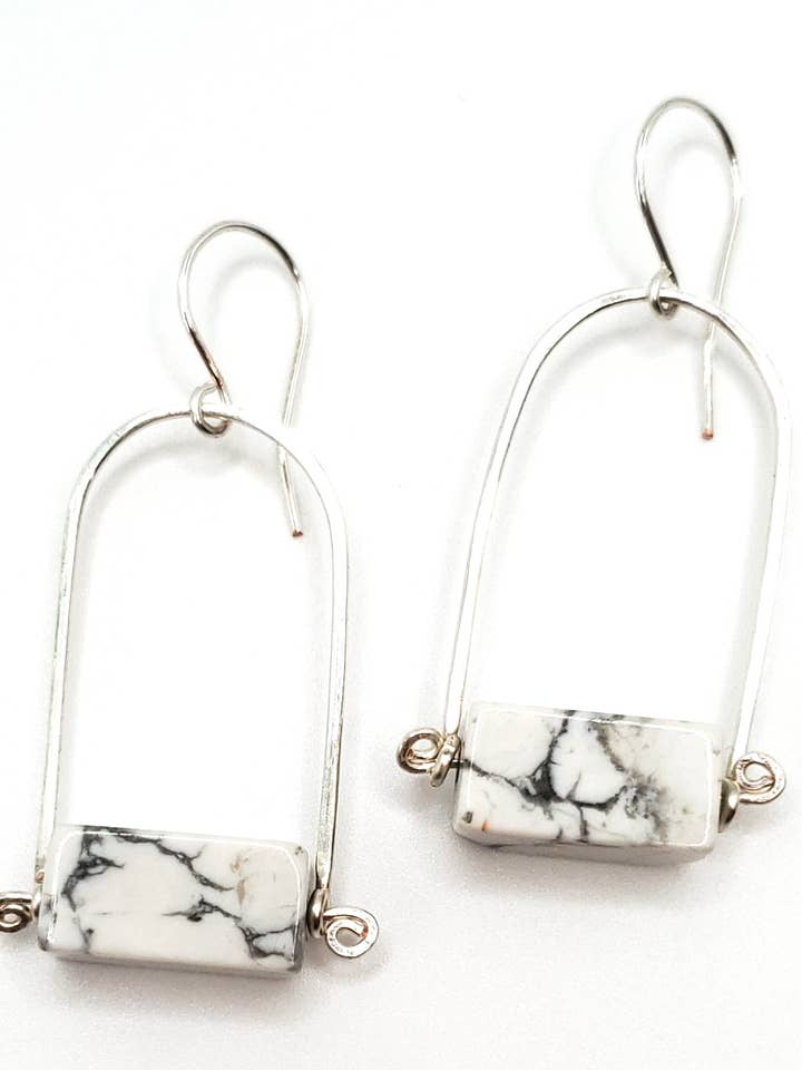 Boucles d'oreilles, arches oscillantes à rayures noires, howlite blanche pour la vente par Jezabel Adornment