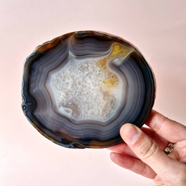Moonlight Gemstones – wholesale Andlig sten/kristall – Ädelsten (Druzy) Agatskiva på Stativ (11–14 cm) – #7 Jordning, Balans & Naturlig Skönhet