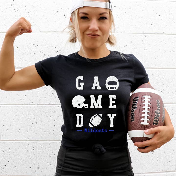 Game Day Football - T-shirt personalizzata con grafica con mascotte per la vendita all'ingrosso da parte di The Southern Songbird Boutique