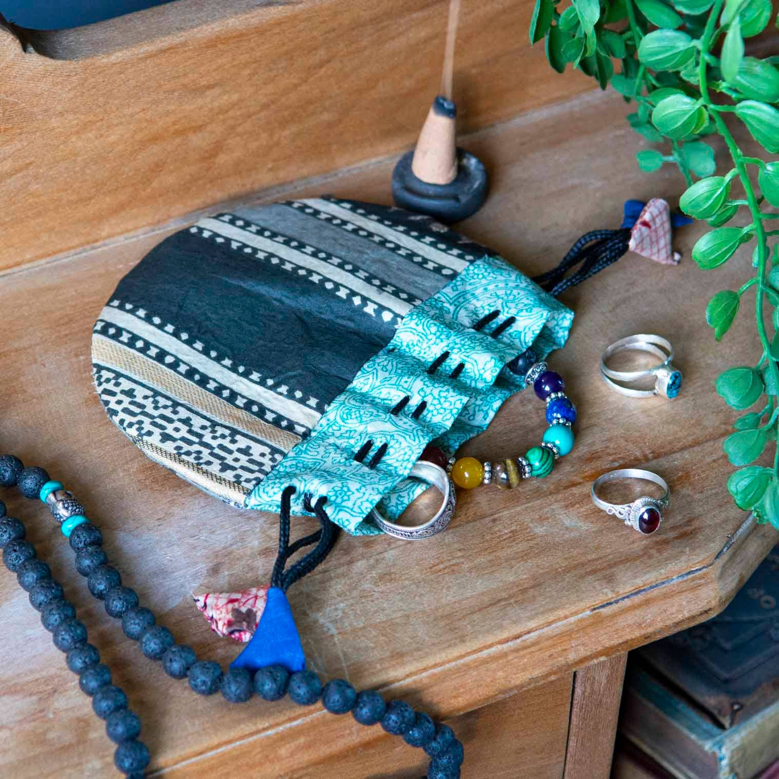 Multi Pochette à cordon en sari recyclé en vente sur Faire