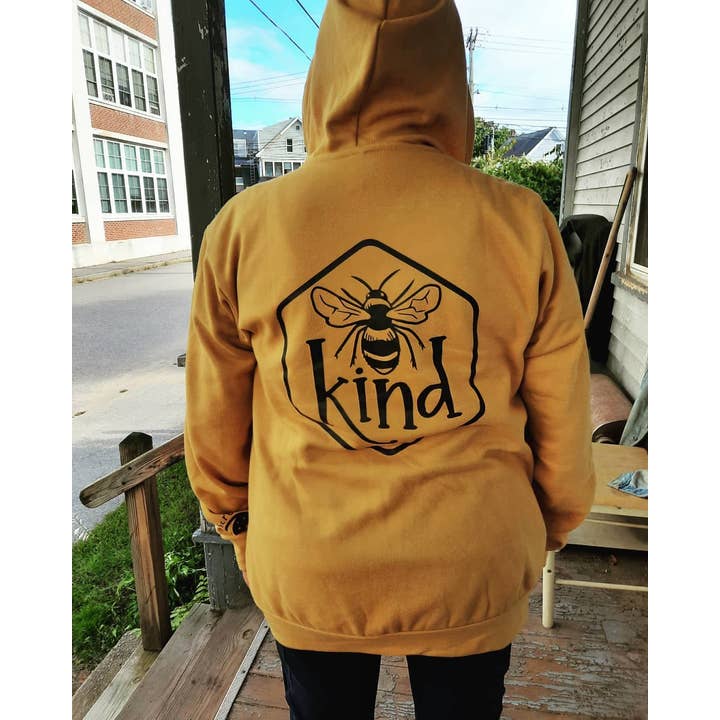 Felpa con scritta «be kind per la vendita all'ingrosso da parte di Merlscreations LLC