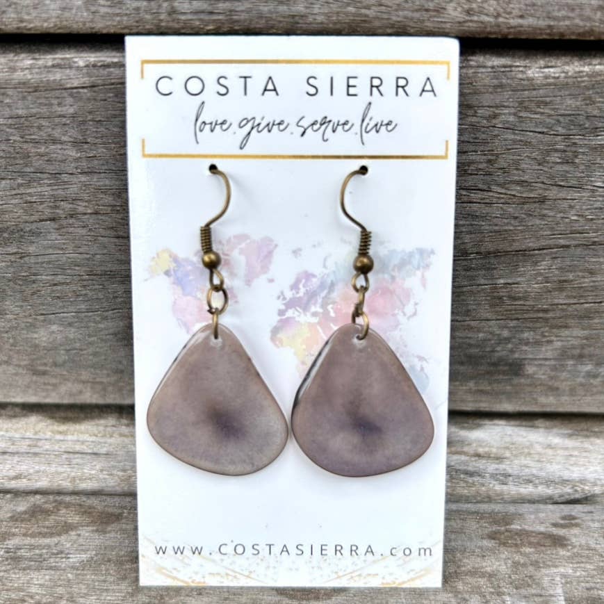 Costa Sierra – wholesale Hängande örhängen – Madalina örhängen i tagua, handfärgade och karvade med naturlig nötlook8