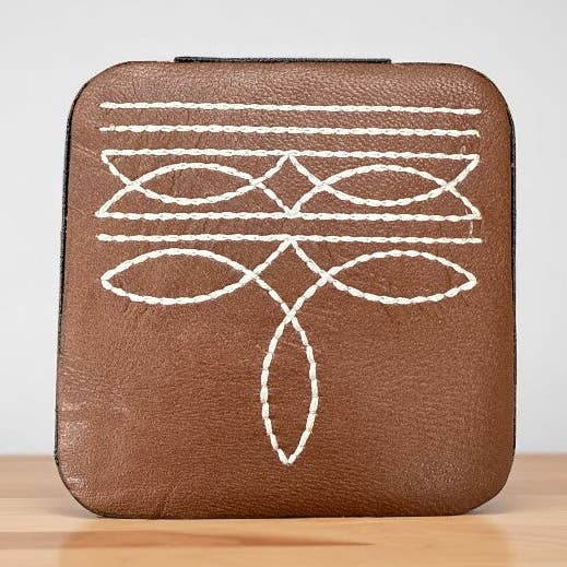 Marrone SCATOLA PORTAGIOIE IN PELLE CON CUCITURE STILE WESTERN BOOT in vendita all'ingrosso su Faire0