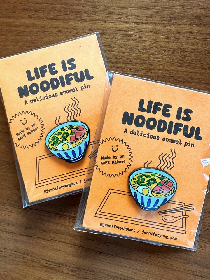 Bol de nouilles ramen La vie est nouilleuse Épinglette émaillée asiatique foodie pour la vente par Jennifer Yung Art