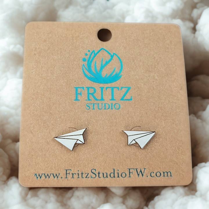 Sogni ad occhi aperti Desideri di carta – Orecchini a perno a forma di aeroplano di carta per la vendita all'ingrosso da parte di Fritz Studio
