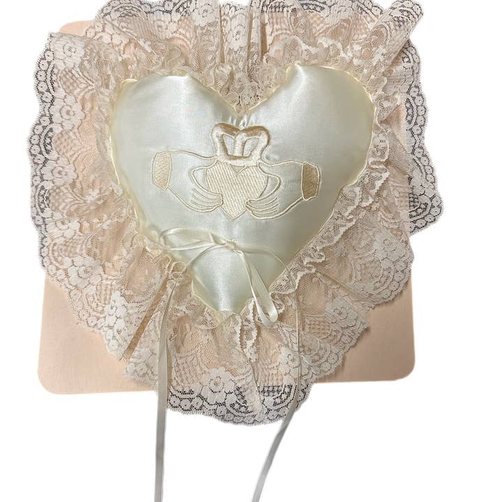 Cojín para Anillos en Forma de Corazón de Satén Marfil con Encaje y Claddagh para venta al por mayor de CBE Inc