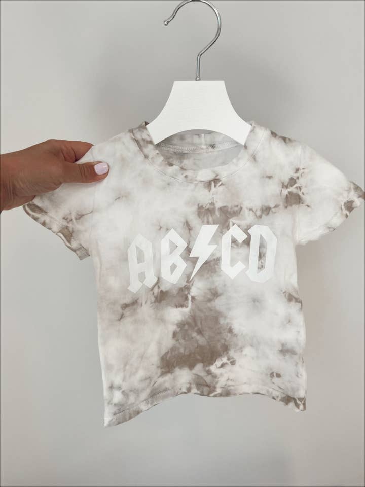 T-shirt Tie Dye AB ⚡️ CD - Marron pour la vente par Little Babe Designs