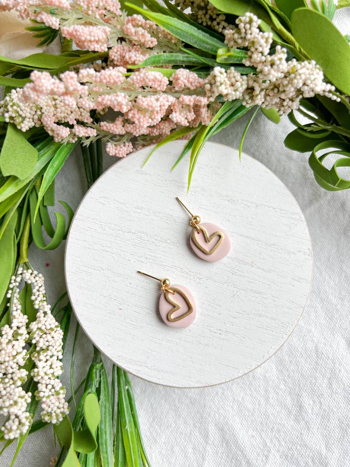 Mini boucles d'oreilles pendantes en argile polymère en forme de cœur rose doré. pour la vente par Morning Dew Designs