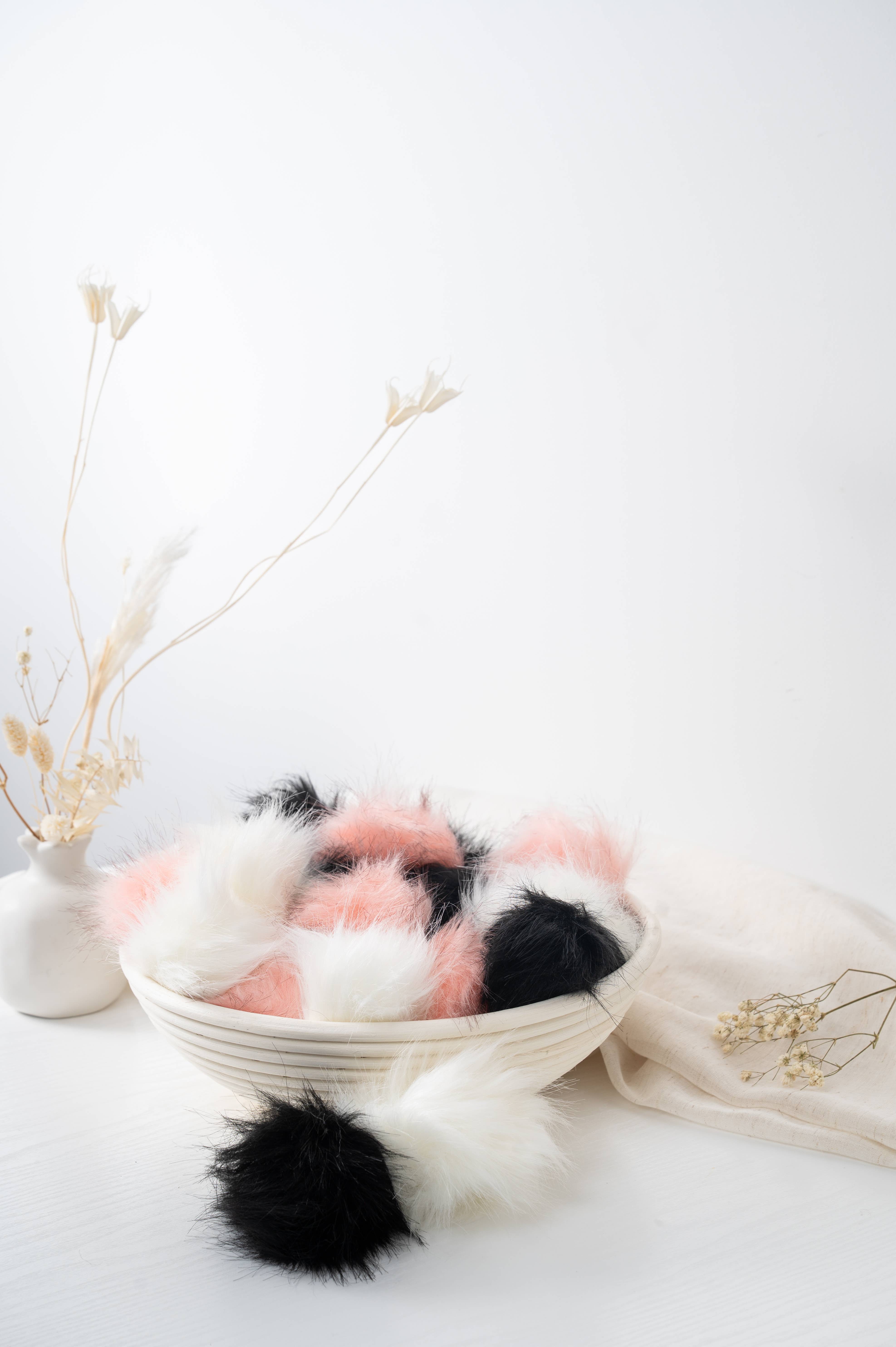 Wool Couture Company - Vendita all'ingrosso Kit per lavoretti fai da te - Pompon in pelliccia rosa, nero e crema5