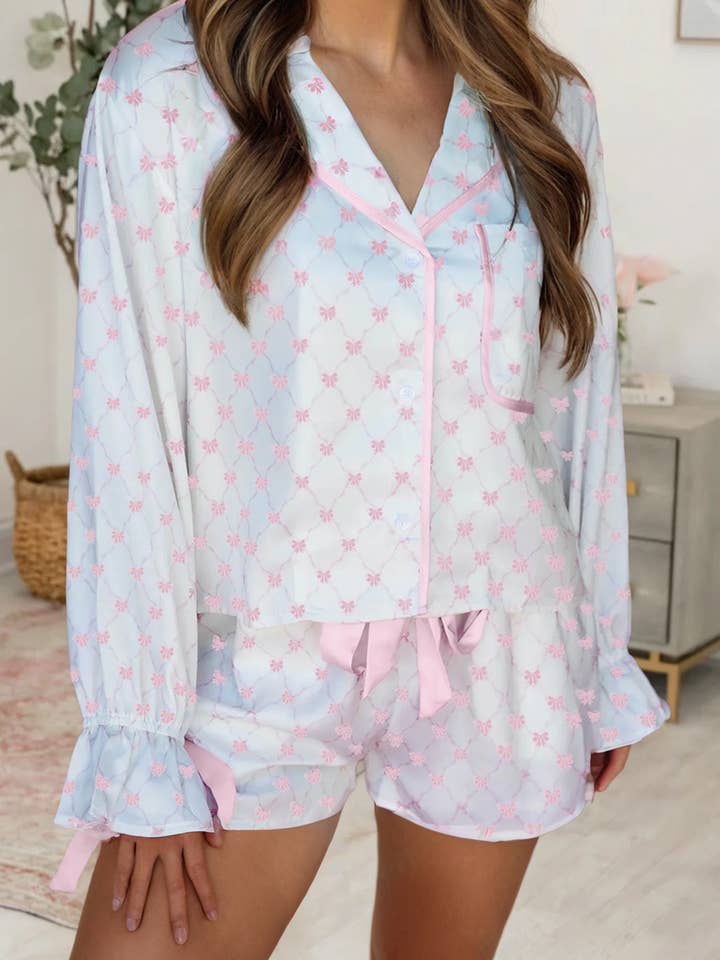 Ensemble de pyjama 2 pièces en satin avec nœud et imprimé en treillis LDC Bow Contrat Trim pour la vente par Little Daisy Closet