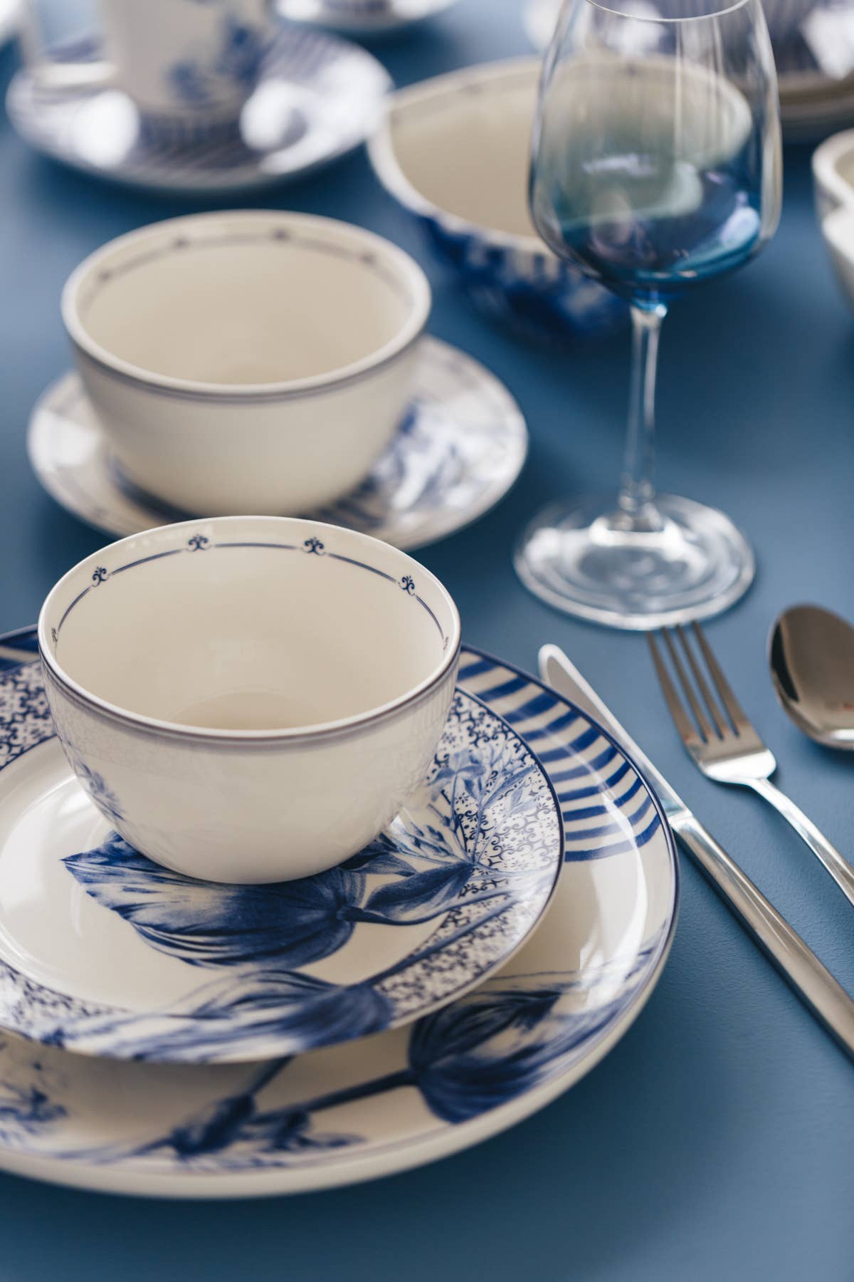 Heinen Delfts Blauw - Wholesale Serving Plate - Tulip striped cake dish with border decoration1