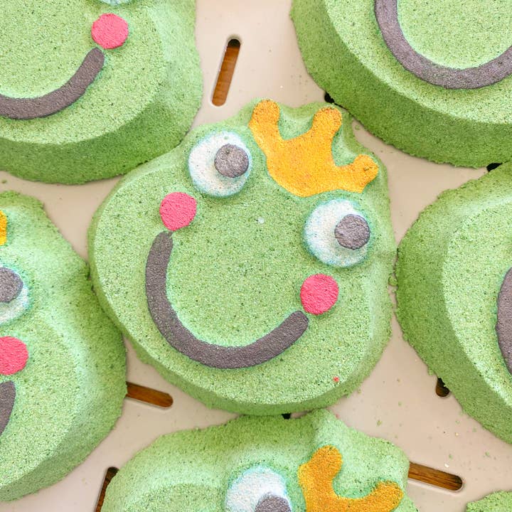Bombe de bain Frog Prince pour la vente par Bathe Enchanted