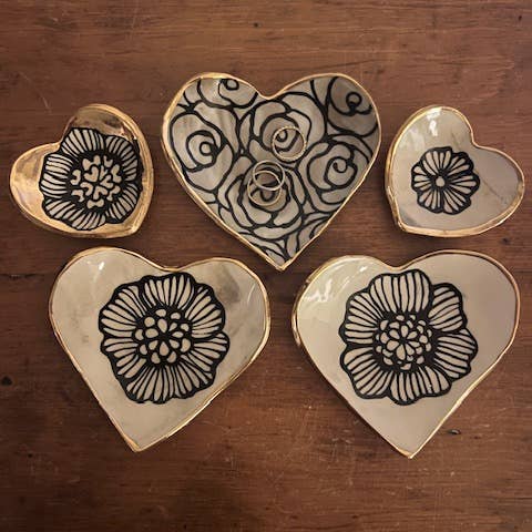 Hsieh Clay SF – Engroshandel Smykkeskål – Håndlavet hjerteformet smykkefat med blomster og 22 kt guldkant2