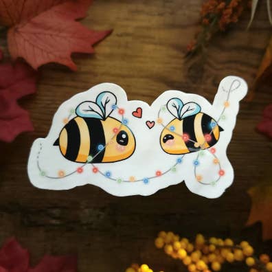 Autocollant Kawaii, abeilles des fêtes enveloppées de lumières pour la vente par Cozy Bee Creates