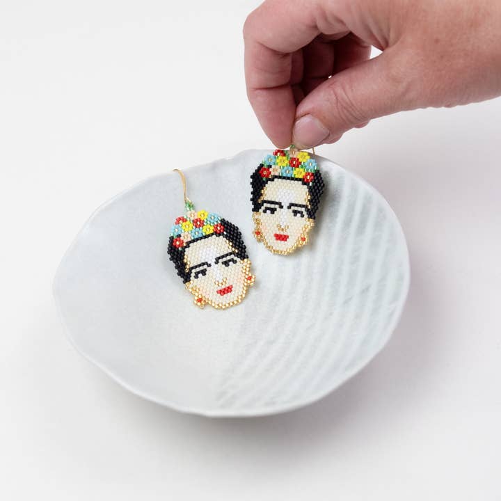 Tulia's Artisan Gallery - Venta al por mayor Pendientes colgantes - Pendientes Frida Kahlo4