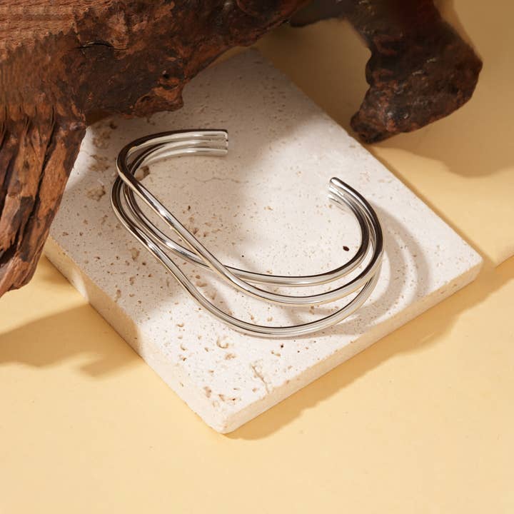 Bracelet manchette argentée lignes croisées pour la vente par joya