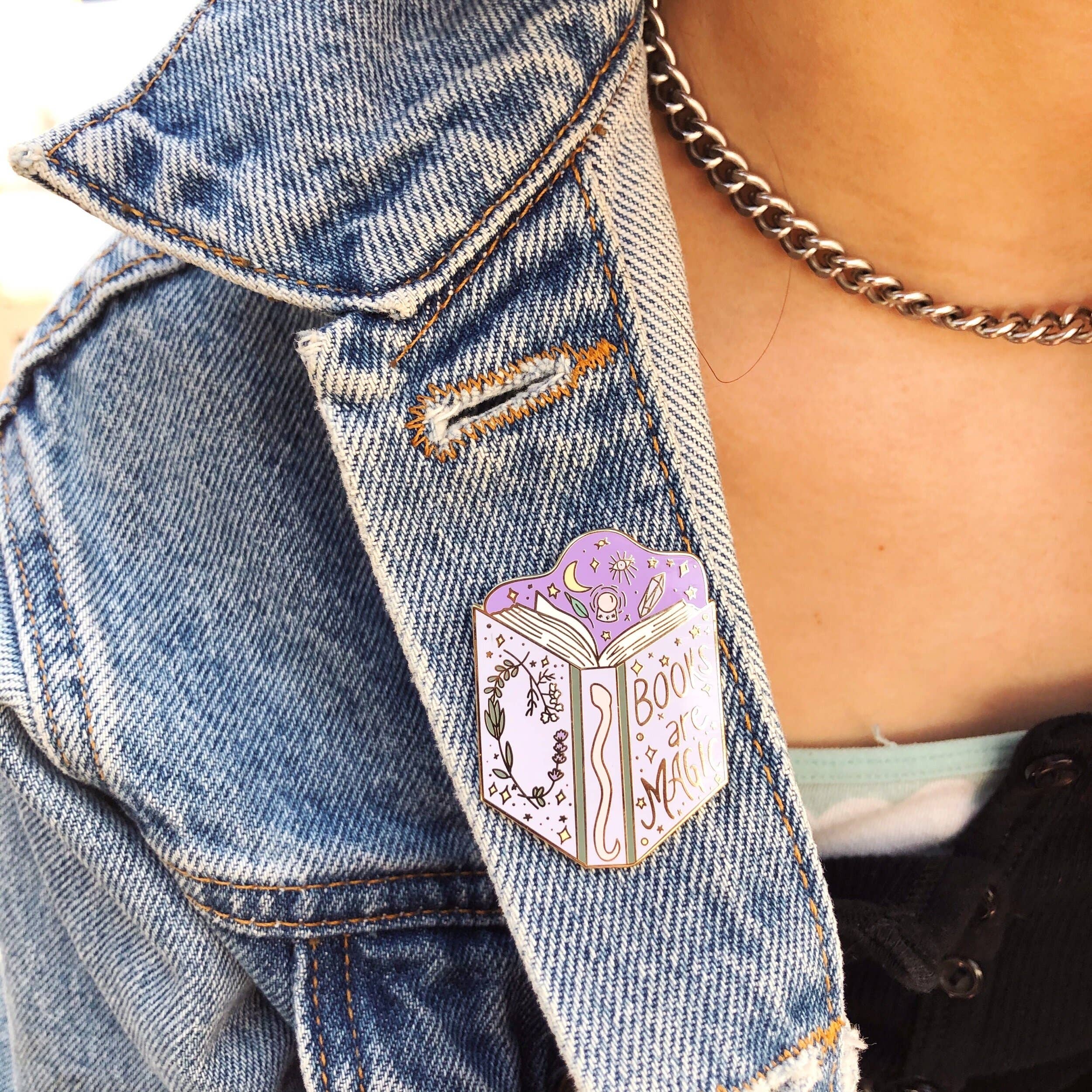 Mother of the Moon – Engroshandel Reversnål/knap – Bøger er magiske emalje Pin1