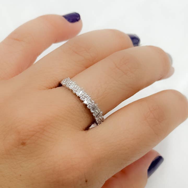 Bague en or blanc massif 14K avec diamants baguette. RN408679 pour la vente par Tresor Jewelry Inc.