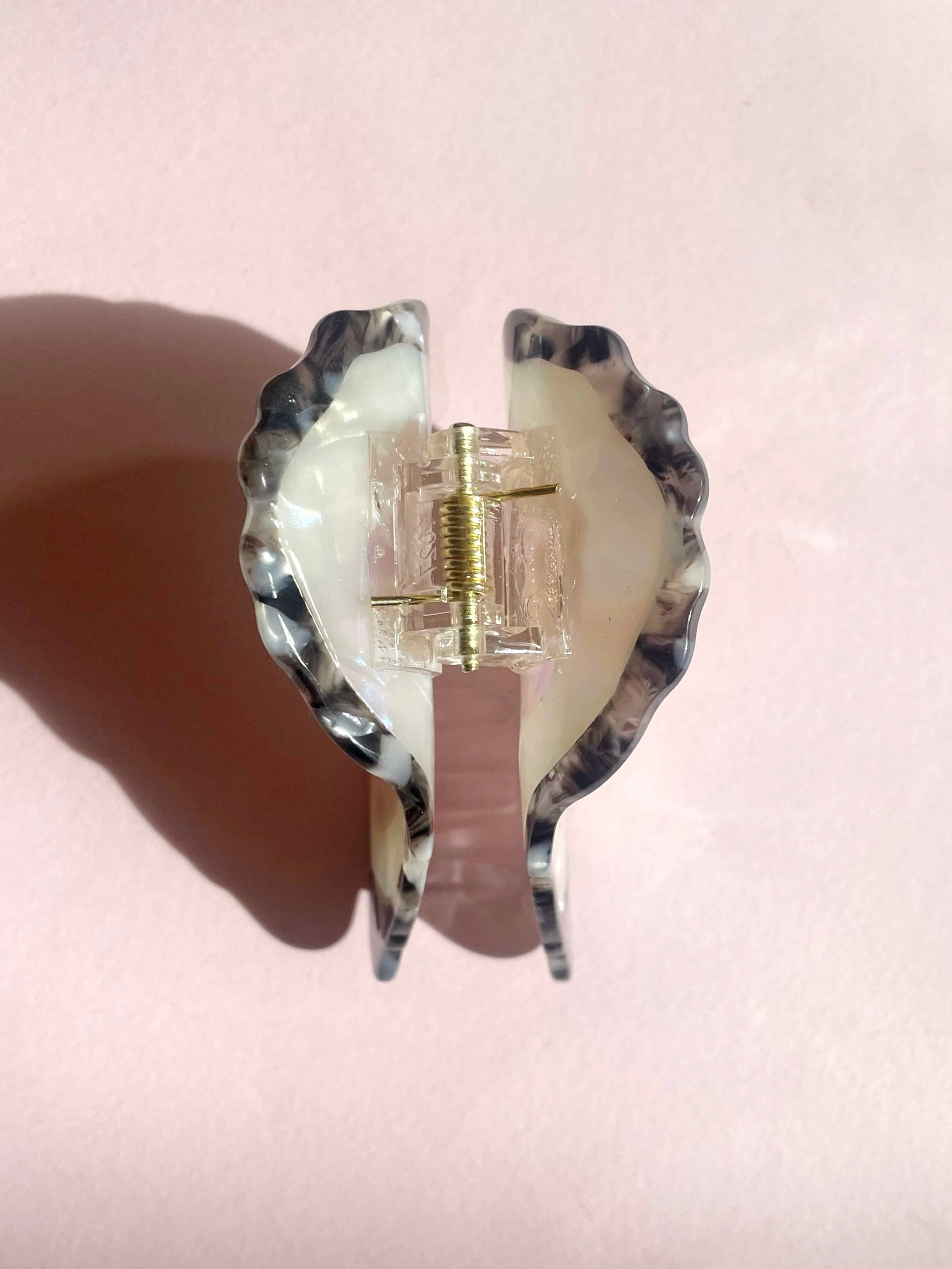 Line & Co – Clips para cabelo - Mulher por atacado – Garra de Ostra // Acetato de Celulose com detalhe de Pérola6