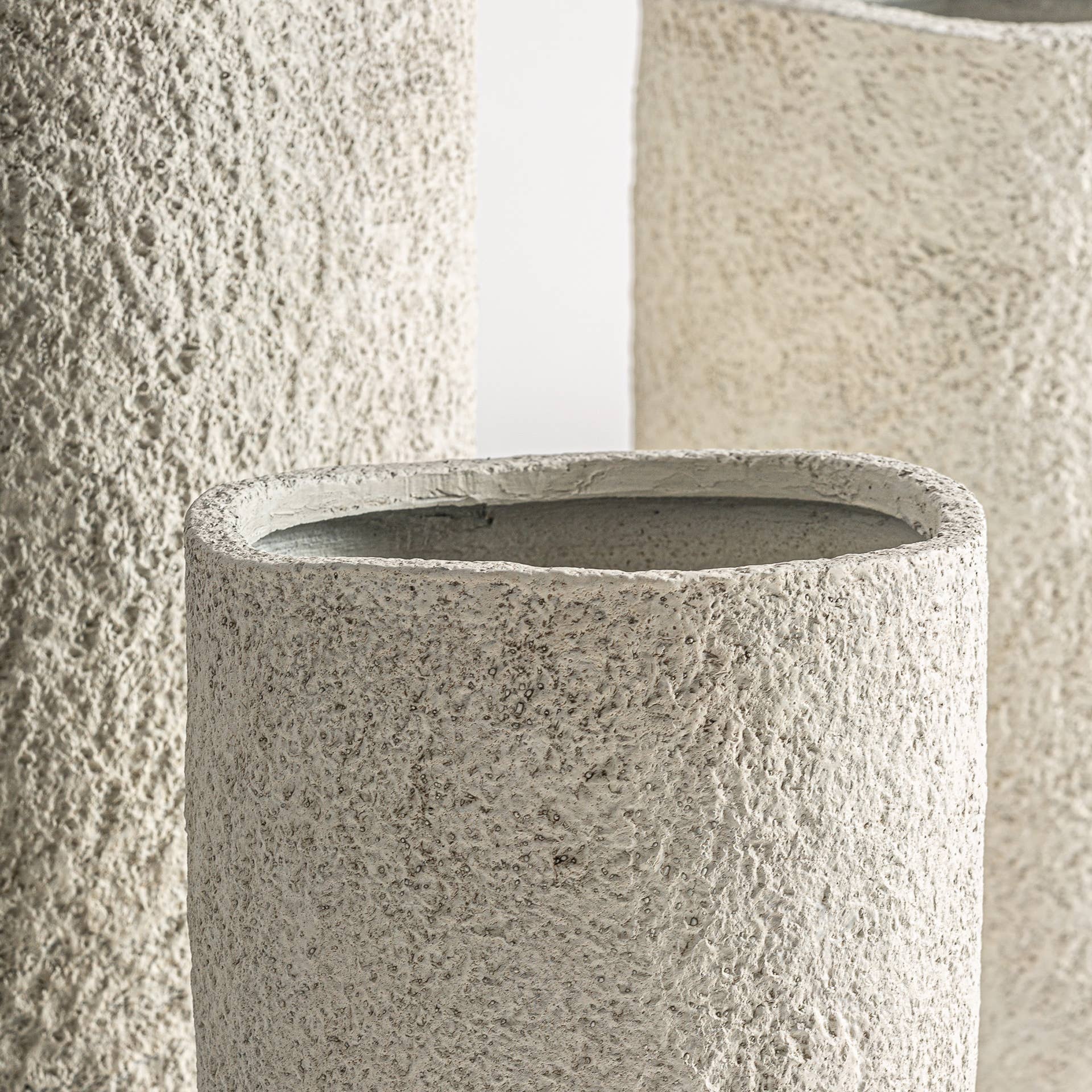 Kodu - Vendita all'ingrosso Vasi per piante - Set di 3 vasi in ceramica bianco sporco ruvido di 44x44x671