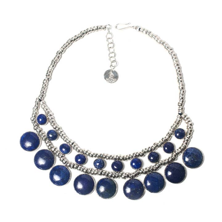 Collier de déclaration exclusif de luxe et de trouvailles rares avec un design mettant en vedette un lapis-lazuli naturel en cercle, fait à la main en argent sterling 925. pour la vente par KUCHI LUXURY