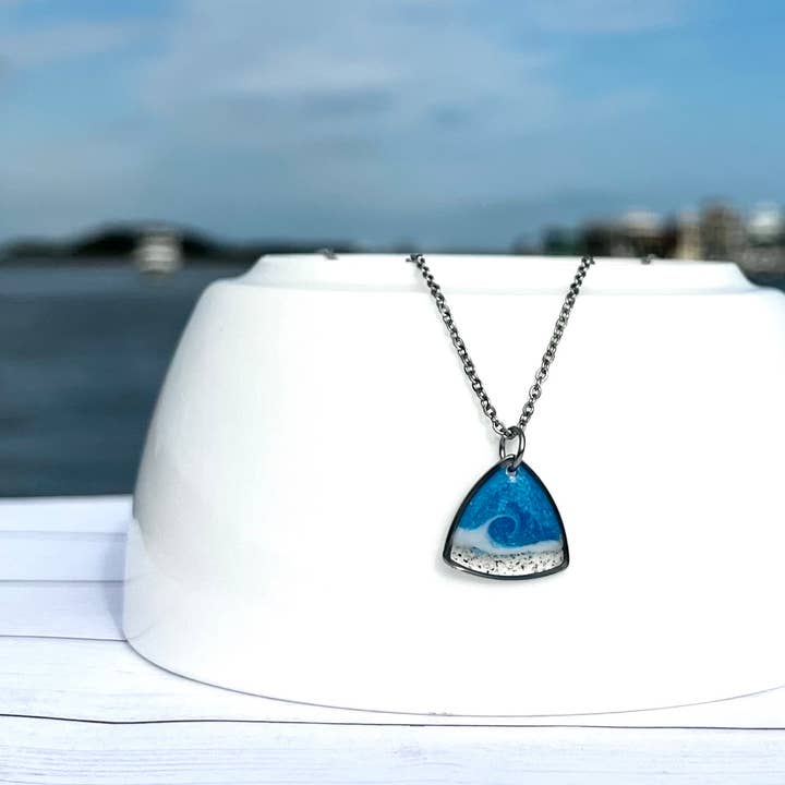 Sandy Beaches Shop - Venta al por mayor Collares con colgantes/abalorios - Collar Onda Triángulo Arena Personalizado | Arena de playa