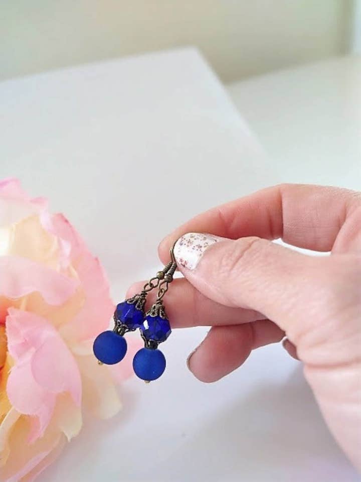 Frostet havglas, messingdinglende øreringe, messingøreringe, antik, victoriansk mode, art deco, strand, gave til hende, koboltblå for engroshandel hos Bad Apple Designs