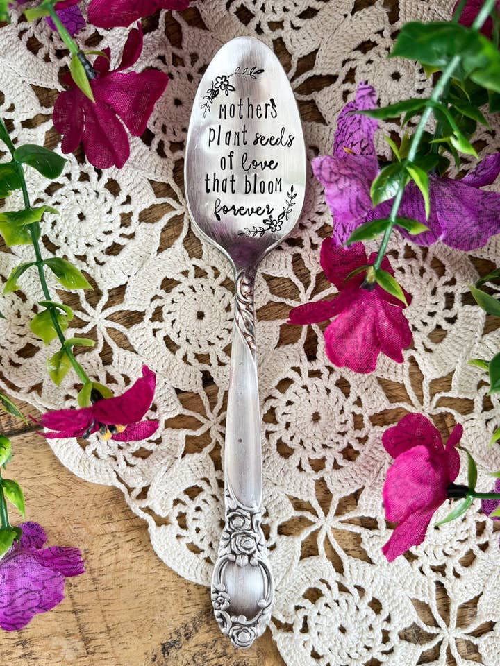 Cucchiaio Vintage Timbro "Madre Pianta Semi d'Amore" per la vendita all'ingrosso da parte di The Sassy Barn