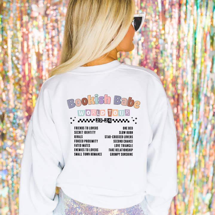 Sweatshirt med rund hals - Bookish World Tour Tropes for engroshandel hos Checkered Apron Studio