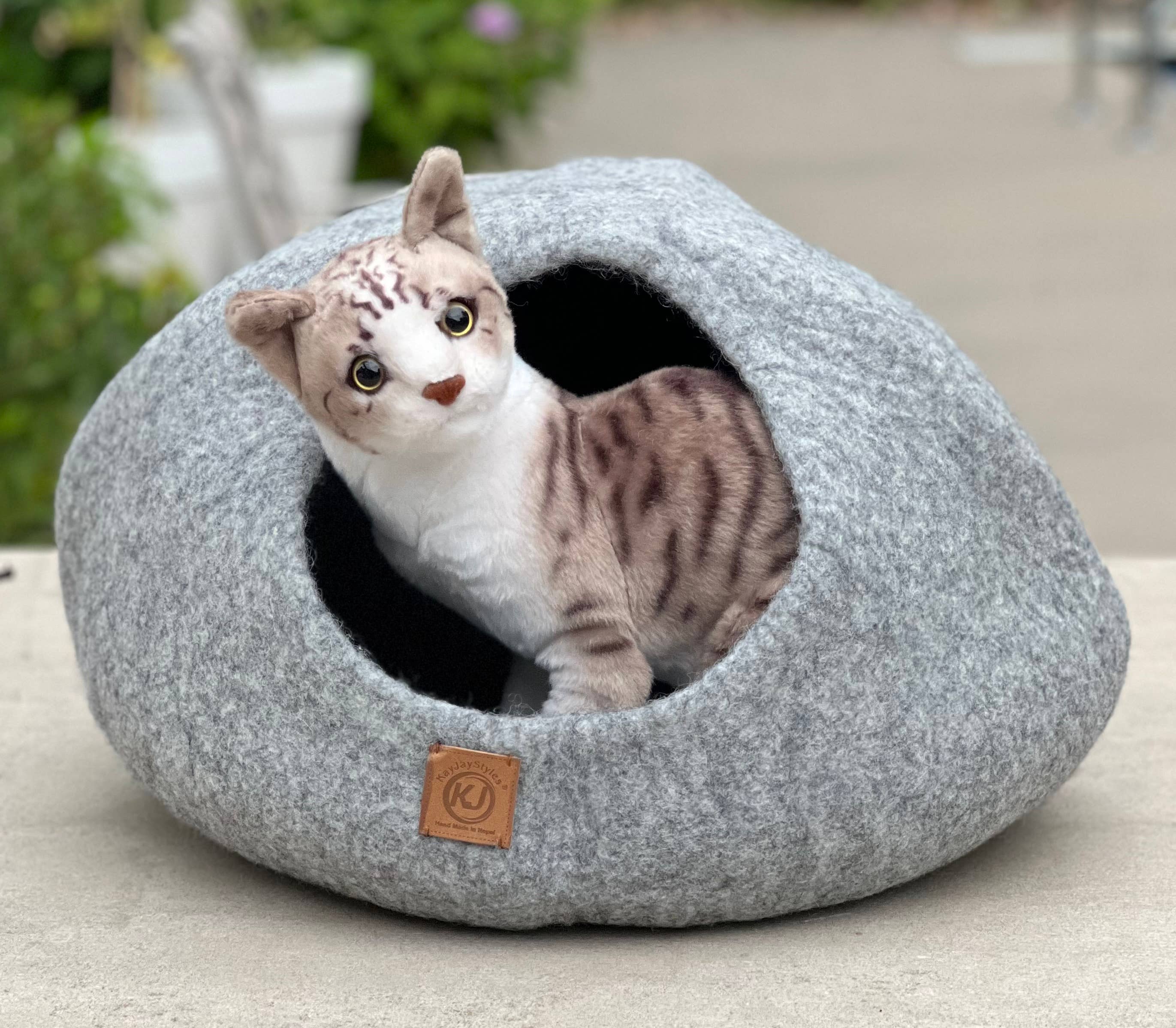 Lungta Imports - Wholesale Pet Cave - Cat/Dog - Hand Made Felt Wool Cat Cave / Cat Bed / Warm Cat House (Cop6