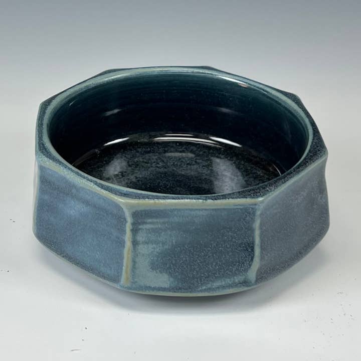 Ciotola esagonale blu ardesia per la vendita all'ingrosso da parte di The Hive Ceramics