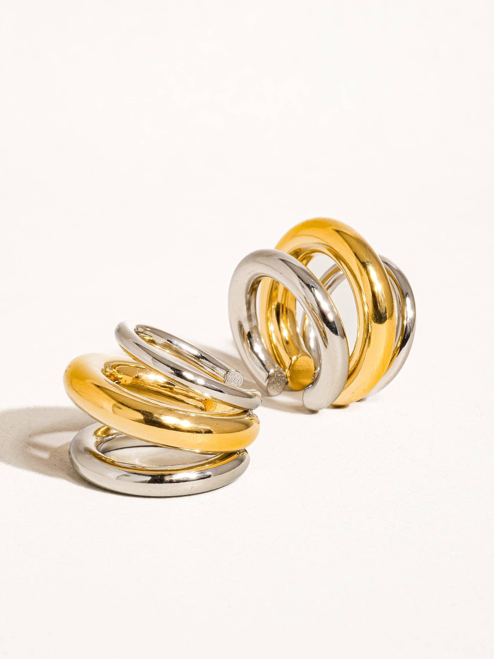 Flânerie by MAIQ – wholesale Earcuff-örhängen – Ames trilagers ørekrok i 18K guld som inte oxiderar4