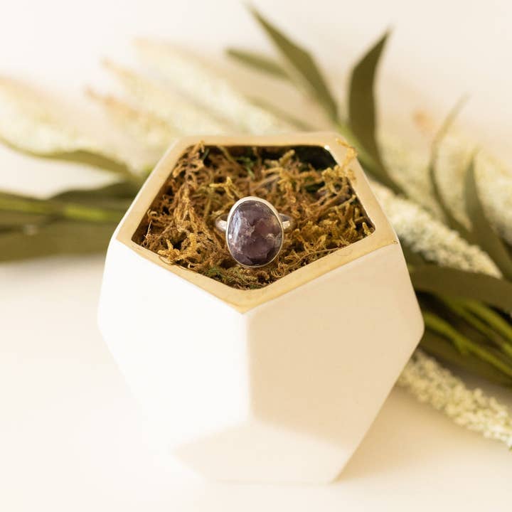 Anello in Lepidolite con Montatura Semplice al Cocco - Misura 7,5 per la vendita all'ingrosso da parte di Indie Rae