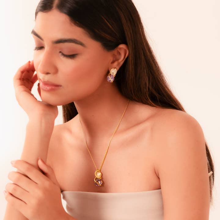 Lavender Bloom Vedhæng & Øreringesæt – Guldbelagt Emaljesmykke til Kvinder for engroshandel hos Vinnis Jewelry