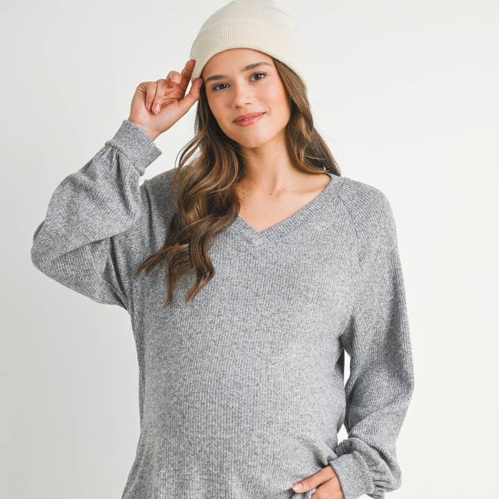 Haut de maternité côtelé à manches longues et col en V pour la vente par Hello Miz