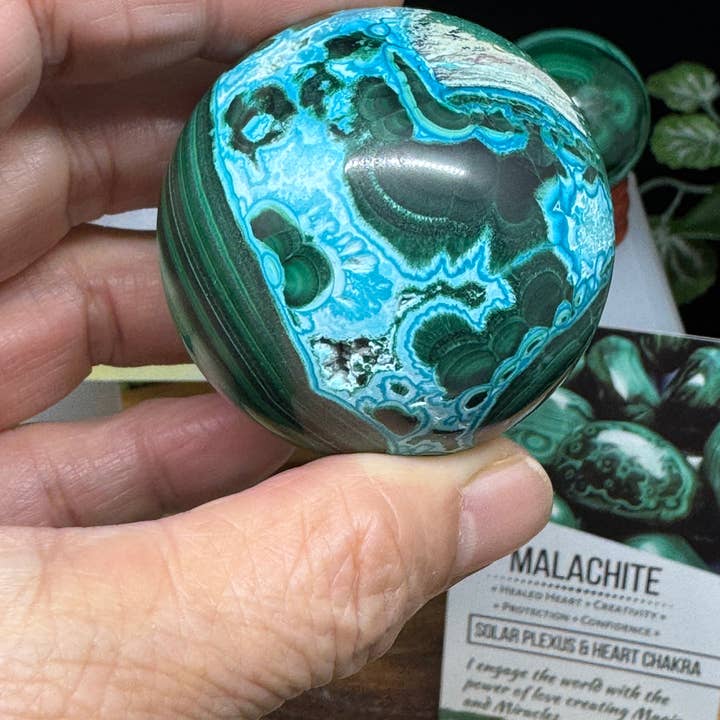 Lot de 3 sphères en malachite avec carte d'information G927C pour la vente par The 7 Directions