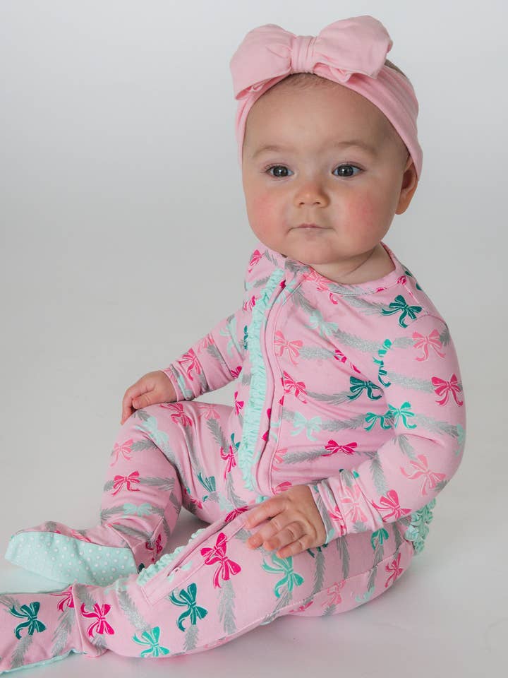 Rose Pyjama une pièce à volants avec pieds en coton modal SoftSnooze™ pour bébé fille, rose étincelant Tinsel Tidings en vente sur Faire0