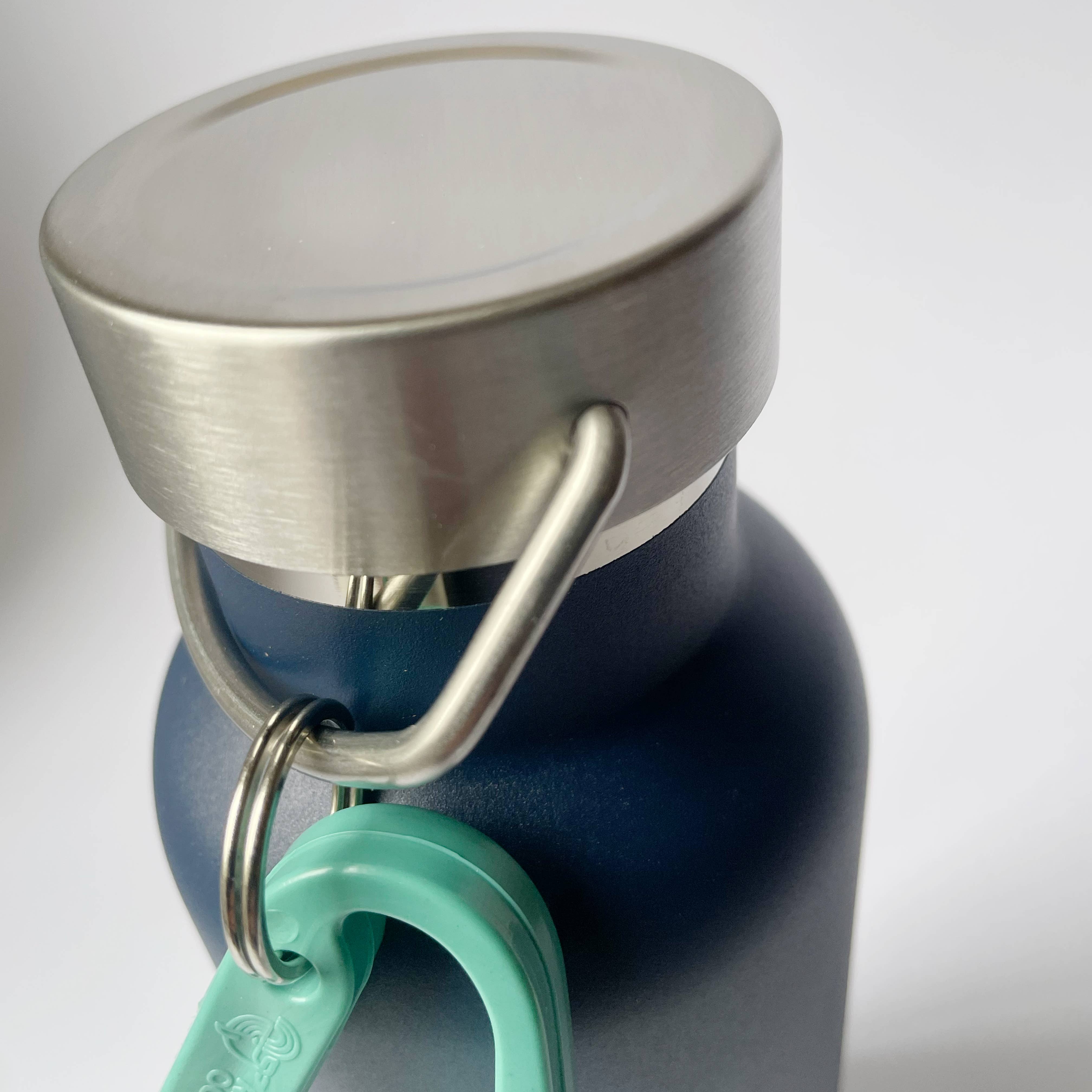 Ecotribo – wholesale Water bottle – Water bottle with Ocean Plastic carabiner5